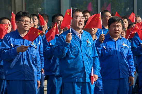 五星紅旗，我愿做你光華中淡淡的一筆——安彩高科舉行 國(guó)慶升旗儀式